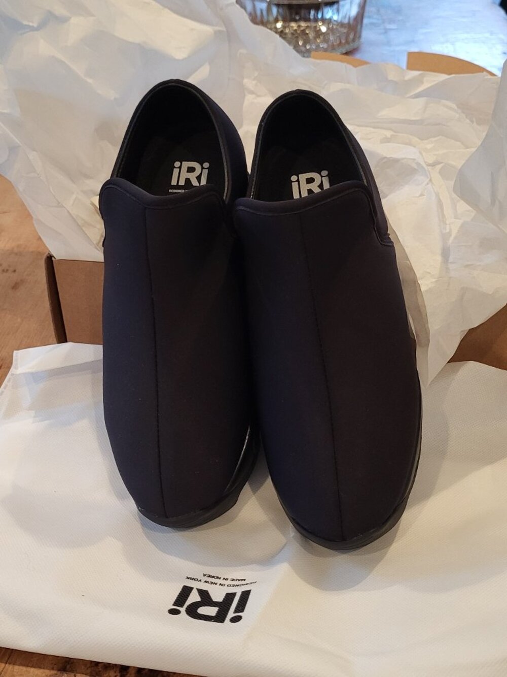 iRi Black Low Top Sneakers in EUC